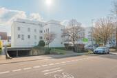 Hausansicht - Sofort beziehbar: 3 Zimmer, Terrasse, Gartenanteil und Tiefgaragenstellplatz
