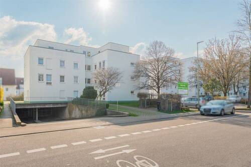 Hausansicht - Sofort beziehbar: 3 Zimmer, Terrasse, Gartenanteil und Tiefgaragenstellplatz
