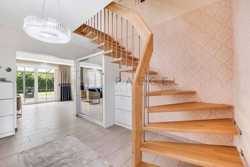 Flur mit Treppe - 
