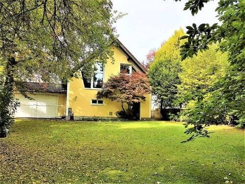 Hausansicht vom Garten - +++ Traumhaftes Wohnen mit Gewerberäumlichkeiten und parkähnlichem Grundstück +++