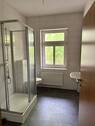 Bad mit Dusche und Fenster - 