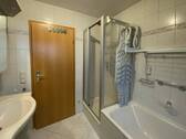 Bad mit Blick zur Dusche - 