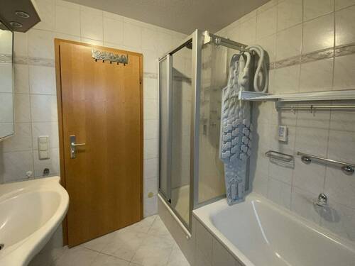 Bad mit Blick zur Dusche - 