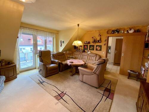 Wohnzimmer mit Zugang zur Küche und auf den Balkon - 3 Zimmer Etagenwohnung in Erfurt