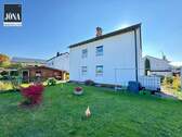 Bild 1 - RESERVIERT! Zweifamilienhaus in ruhiger Lage mit pflegeleichtem Garten und zwei Garagen