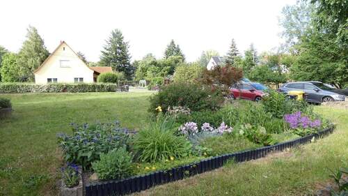 Grundstücksbereich vor dem Haus - 