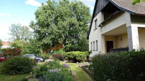 Grundstücksbereich vor dem Haus - 