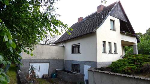 Garage am Haus mit Zugang in den Keller - 