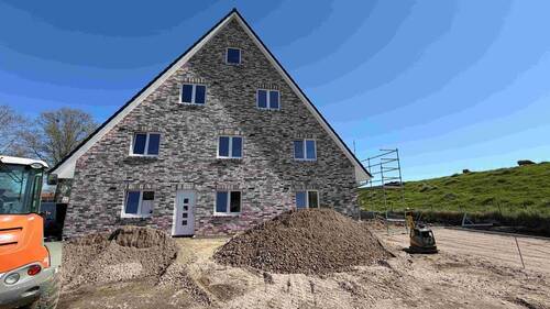 Seitenansicht mit Wohnungseingang - 3 Zimmer Etagenwohnung zum Kaufen in Haseldorf