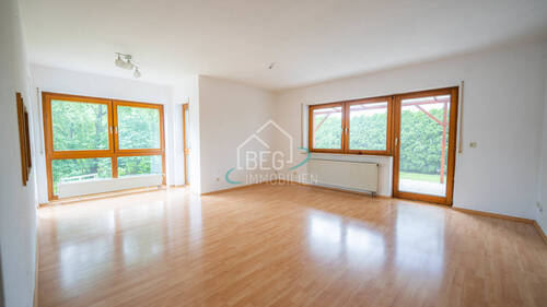 Wohnzimmer - Großzügige 3-Zimmer-EG-Wohnung mit überdachter Terrasse