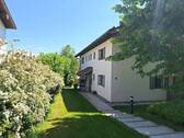Weg zum Hauseingang - Attraktive 2-Zimmer-Wohnung in Rimsting - sicher vermietet mit Terrasse, Garage & Hobbyraum