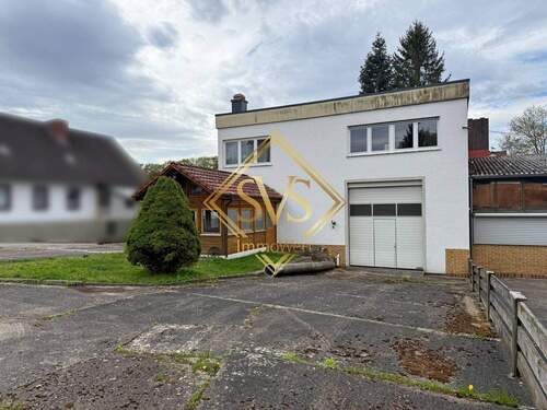 Straßenansicht - 8 Zimmer Mehrfamilienhaus, Wohnhaus zum Kaufen in Ludwigsau / Ersrode