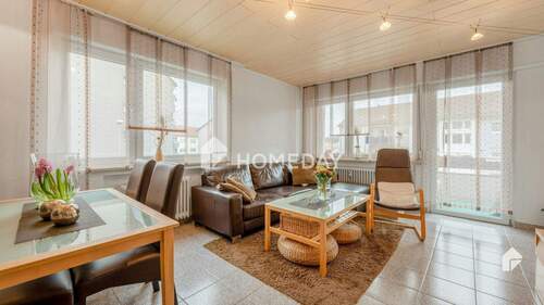 Wohnzimmer 1 - Großzügige 4-Zimmer-Wohnung mit Balkon, Garage, Parkplatz, EBK und Hobbyraum.