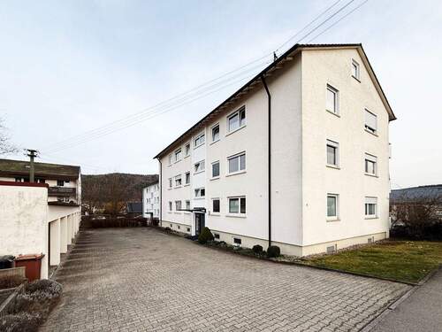 Gebäudeansicht - Eingang und Garagen - 