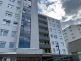 Hauseingangsansicht - Neu! Renovierte, bezugsfreie 2 ZKB-Wohnung (6.OG) mit herrlichem Fernblick in Wörth zu verkaufen!
