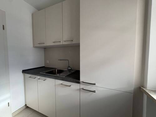 Einbauküche mit Spüle und Kühlschrank inklusive Gefrierfach - 