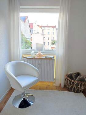 Sessel mit Blick in grünen Hof - 1 Zimmer Etagenwohnung in Mannheim