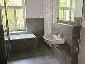 modernes Tageslichtbad mit Wanne und Dusche - 