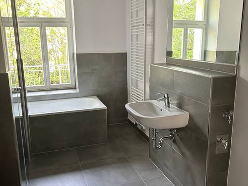 modernes Tageslichtbad mit Wanne und Dusche - 