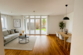 Wohnzimmer - beispielhafte Einrichtung - Moderne 2-Zimmer-Gartenwohnung mit Südterrasse & TG-Stellplatz – sofort bezugsfrei