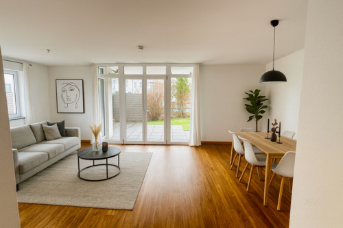 Wohnzimmer - beispielhafte Einrichtung - Moderne 2-Zimmer-Gartenwohnung mit Südterrasse & TG-Stellplatz – sofort bezugsfrei