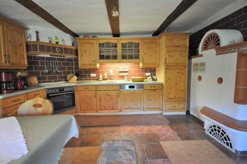 EG: Wohnküche mit Kaminofen - 