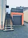 Die Garage mit Treppe zum Hauseingang - 
