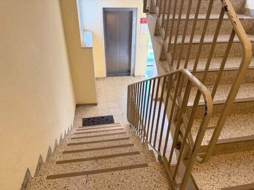 gepflegtes Treppenhaus mit Aufzug - 3 Zimmer Etagenwohnung in Wiesbaden