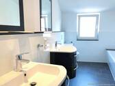 modernes Badezimmer mit zwei Waschtischen - 