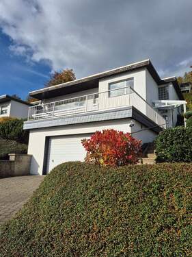 Hausansicht vorne 2 - Schönes Zweifamilienhaus mit herrlichem Panorama-Ausblick