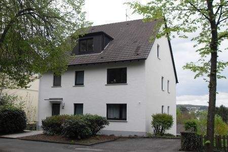 Hausansicht mit Eingangsbereich - Attraktive 2,5-Zi.-Whg. mit Sonnenbalkon und Fernblick - Nähe Stadtpark!