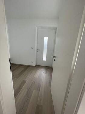 Eingangsbereich Flur - 3 Zimmer Mehrfamilienhaus, Wohnhaus in Zeilarn / Gumpersdorf