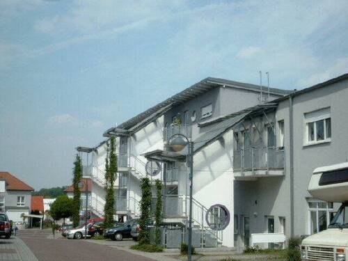 Gebäudeansicht - NEU! Moderne 3,5 ZKB - LOFT-ETW mit 80,5 m², Balkon und TG-Platz in Linkenheim - Hochstetten!