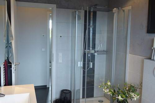 Gegenansicht Badezimmer.JPG - 