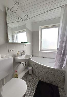 Vollbad mit Badewanne und Fenster - Etagenwohnung mit 55,00 m² in Hamburg-Niendorf zum Kaufen