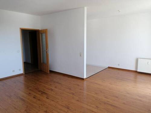 Wohnzimmer mit Blick in Küche - 