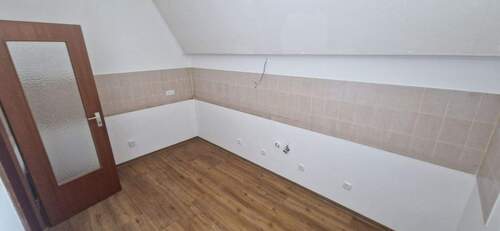 Schlafzimmer mit Dachschrägen, Doppelfenster und Vinylboden in Holzoptik. - Etagenwohnung mit 72,00 m² in Frankfurt am Main zur Miete