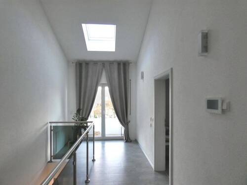 OG Flur mit Zugang zum Balkon - 