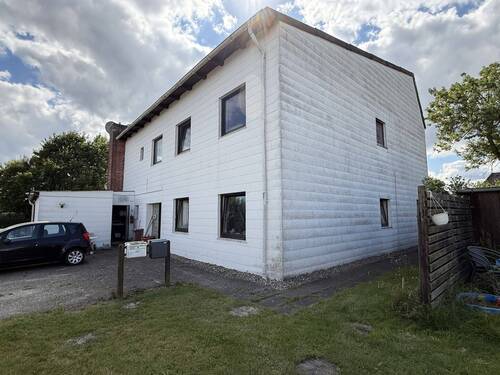 Seitliche Hausansicht - 1 Zimmer Mehrfamilienhaus, Wohnhaus zum Kaufen in Haseldorf