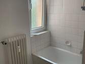Beispielhaftes Bad mit Fenster und Badewanne. Das Bad der Wohnung kann hiervon abweichen. - 3 Zimmer Etagenwohnung in Lampertheim