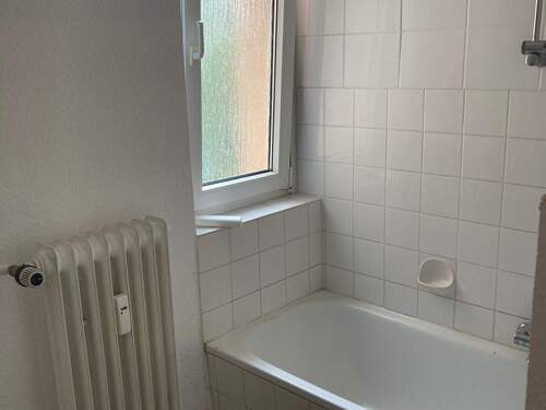 Beispielhaftes Bad mit Fenster und Badewanne. Das Bad der Wohnung kann hiervon abweichen. - 3 Zimmer Etagenwohnung in Lampertheim
