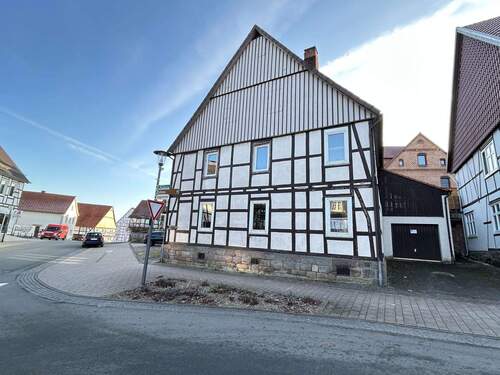 Seitenansicht_Garage - 7 Zimmer Einfamilienhaus in Diemelstadt-Rhoden