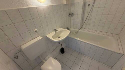 Wannenbad (renovierugsbedürftig) - 