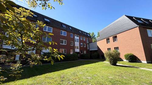 Hausansicht - Wohnen mit Potenzial: 3-Zimmer-Wohnung mit Balkon in Hamburg-Schnelsen