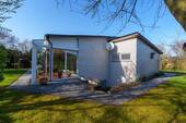 Bungalow – Seitenansicht - Exklusiver Bungalow mit Wintergarten & großzügigem Garten