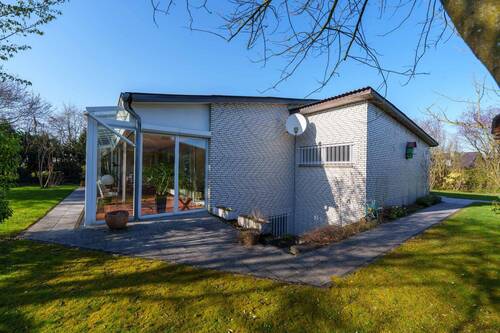 Bungalow – Seitenansicht - Exklusiver Bungalow mit Wintergarten & großzügigem Garten