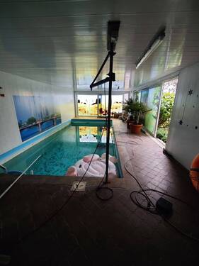 Schwimmbad (stark renovierungsbedürftig) - 