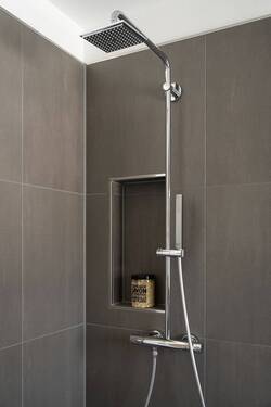 Dusche mit Shampoo-Nische - 