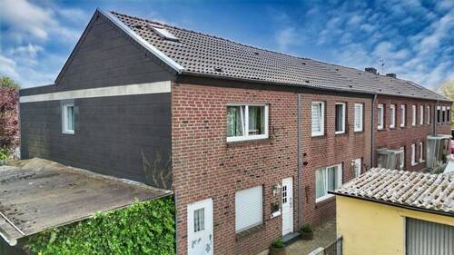 Vorderansicht - *** Erdgeschosswohnung mit privatem Hauseingang und überdachter Terrasse ***