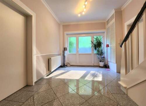 große Diele mit Granitfliesen - 